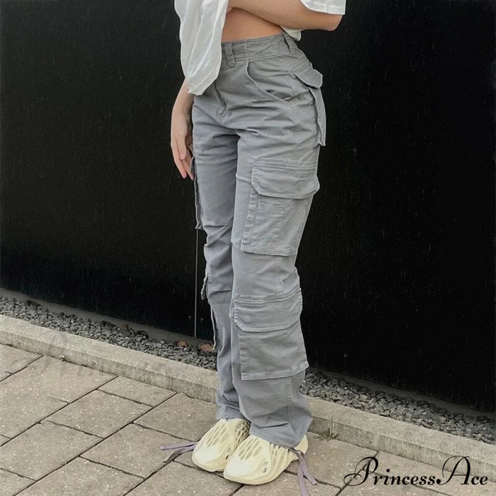 Pantalón streetwear con bolsillos, pernera ancha y cintura alta, corte recto.