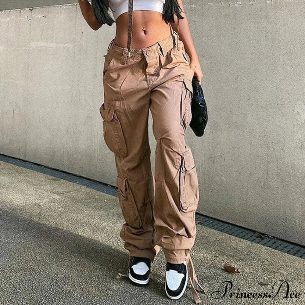 Pantalón streetwear con bolsillos, pernera ancha y cintura alta, corte recto.