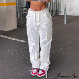 Pantalón streetwear con bolsillos, pernera ancha y cintura alta, corte recto.