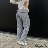 Pantalón streetwear con bolsillos, pernera ancha y cintura alta, corte recto.