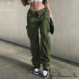 Pantalón streetwear con bolsillos, pernera ancha y cintura alta, corte recto.