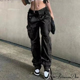 Pantalón streetwear con bolsillos, pernera ancha y cintura alta, corte recto.