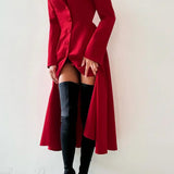 Blazer estructurado con hombros sólidos, elegante vestido largo.