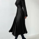 Blazer estructurado con hombros sólidos, elegante vestido largo.