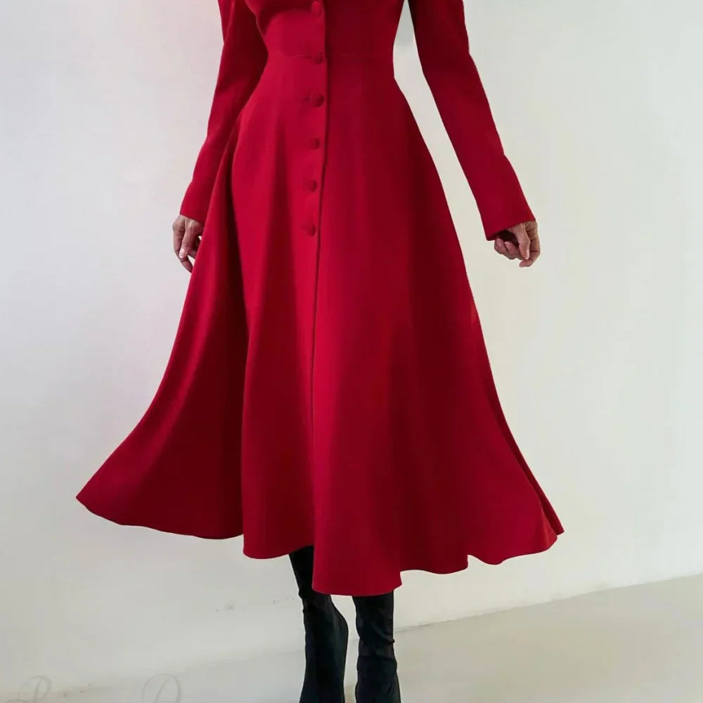Blazer estructurado con hombros sólidos, elegante vestido largo.