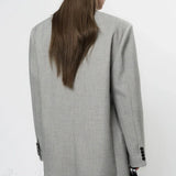 Blazer estructurado con hombros anchos
