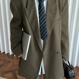 Blazer estructurado con hombros anchos