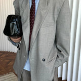 Blazer estructurado con hombros anchos