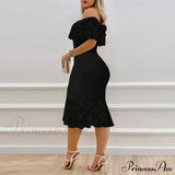 Impresionante con un elegante vestido midi de encaje.