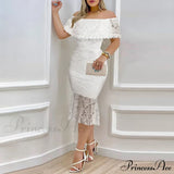Impresionante con un elegante vestido midi de encaje.