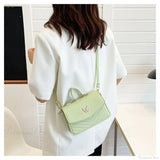 Elegante bolso de mano en piel sintética bordado con mariposas.