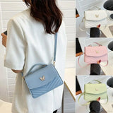 Elegante bolso de mano en piel sintética bordado con mariposas.
