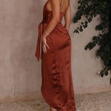 Elegantes, únicos y encantadores vestidos midi de estilo francés con espalda descubierta y tirantes.