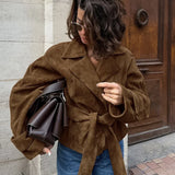 Elegante blazer de ante con cinturón y cuello alto