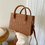 Bolso de hombro tejido con flores frescas de verano.