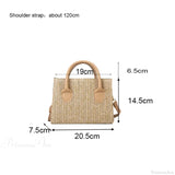 Bolso de hombro tejido con flores frescas de verano.