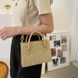 Bolso de hombro tejido con flores frescas de verano.