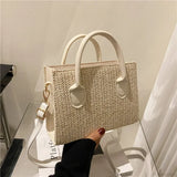 Bolso de hombro tejido con flores frescas de verano.