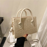 Bolso de hombro tejido con flores frescas de verano.