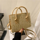 Bolso de hombro tejido con flores frescas de verano.