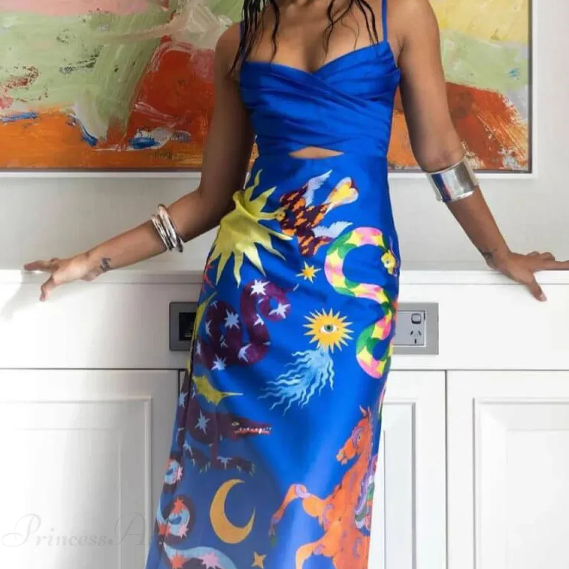 Vestido midi sexy de verano en satén con diseño sin espalda, detalles estampados y sin mangas.