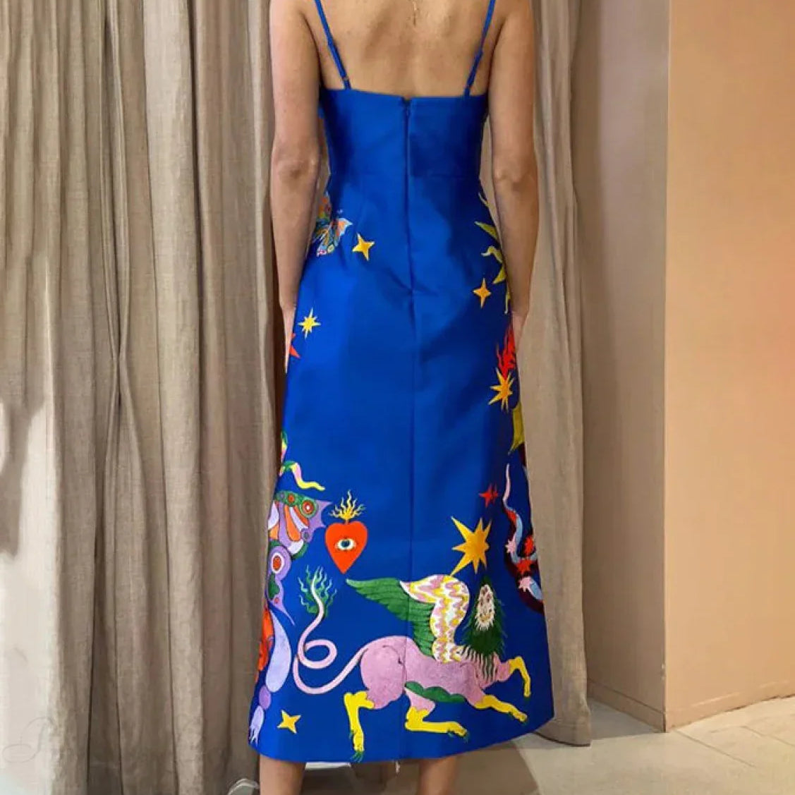 Vestido midi sexy de verano en satén con diseño sin espalda, detalles estampados y sin mangas.