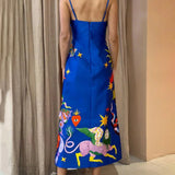 Vestido midi sexy de verano en satén con diseño sin espalda, detalles estampados y sin mangas.