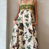 Vestido elegante con un estampado único, espalda fruncida y bolsillos, bañado por la luz del sol.