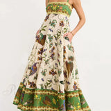 Vestido elegante con un estampado único, espalda fruncida y bolsillos, bañado por la luz del sol.