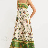 Vestido elegante con un estampado único, espalda fruncida y bolsillos, bañado por la luz del sol.