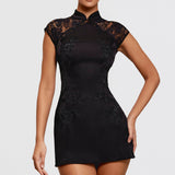 Vestido mini de mujer – Corte entallado – Satén lujoso – Encaje bordado – Mangas cortas