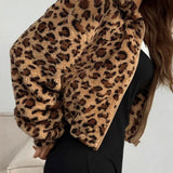 Abrigo corto, grueso y esponjoso con estampado de leopardo.
