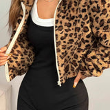 Abrigo corto, grueso y esponjoso con estampado de leopardo.