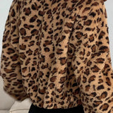 Abrigo corto, grueso y esponjoso con estampado de leopardo.