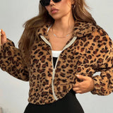 Abrigo corto, grueso y esponjoso con estampado de leopardo.