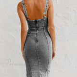Vestido midi de mezclilla elástica con tirantes ajustables y cierre de cremallera: una prenda imprescindible para la temporada.