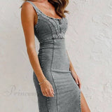 Vestido midi de mezclilla elástica con tirantes ajustables y cierre de cremallera: una prenda imprescindible para la temporada.