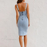 Vestido midi de mezclilla elástica con tirantes ajustables y cierre de cremallera: una prenda imprescindible para la temporada.