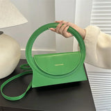 Bolso de hombro de piel de lujo con asa redonda de una marca de alta gama.