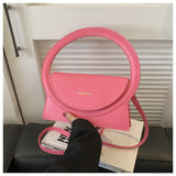 Bolso de hombro de piel de lujo con asa redonda de una marca de alta gama.