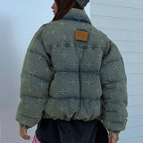 Abrigo de moda con bordado de cruz desgastado