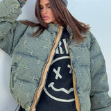 Abrigo de moda con bordado de cruz desgastado