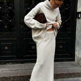 Conjunto de dos piezas: jersey de punto de cuello alto y vestido largo