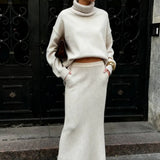 Conjunto de dos piezas: jersey de punto de cuello alto y vestido largo
