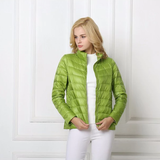 Chaqueta acolchada verde vibrante, elegante y cómoda para mujer.