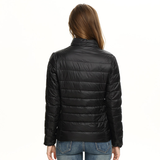 Chaqueta acolchada verde vibrante, elegante y cómoda para mujer.