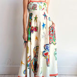 Vestido midi largo y elegante con tirantes y un estampado de grafiti único.