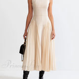 Vestido midi sin mangas único y encantador con paneles plisados.