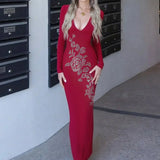 Vestido maxi ajustado con escote en pico adornado con pedrería