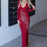 Vestido maxi ajustado con escote en pico adornado con pedrería